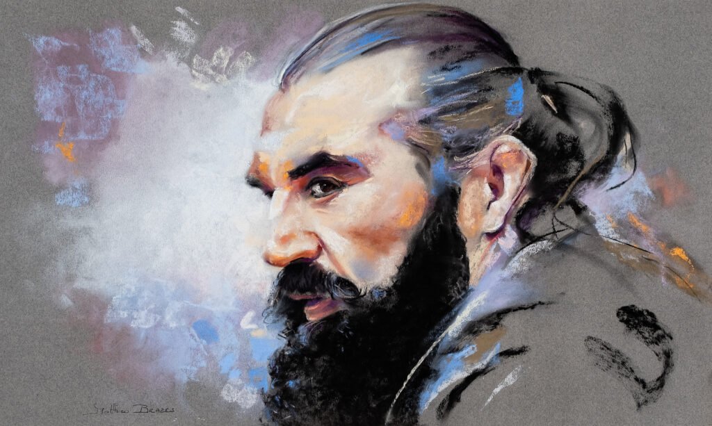 Portrait de Matthieu Brazes : homme aux cheveux et barbe grisonnants, de profil, fond bleu-violet
