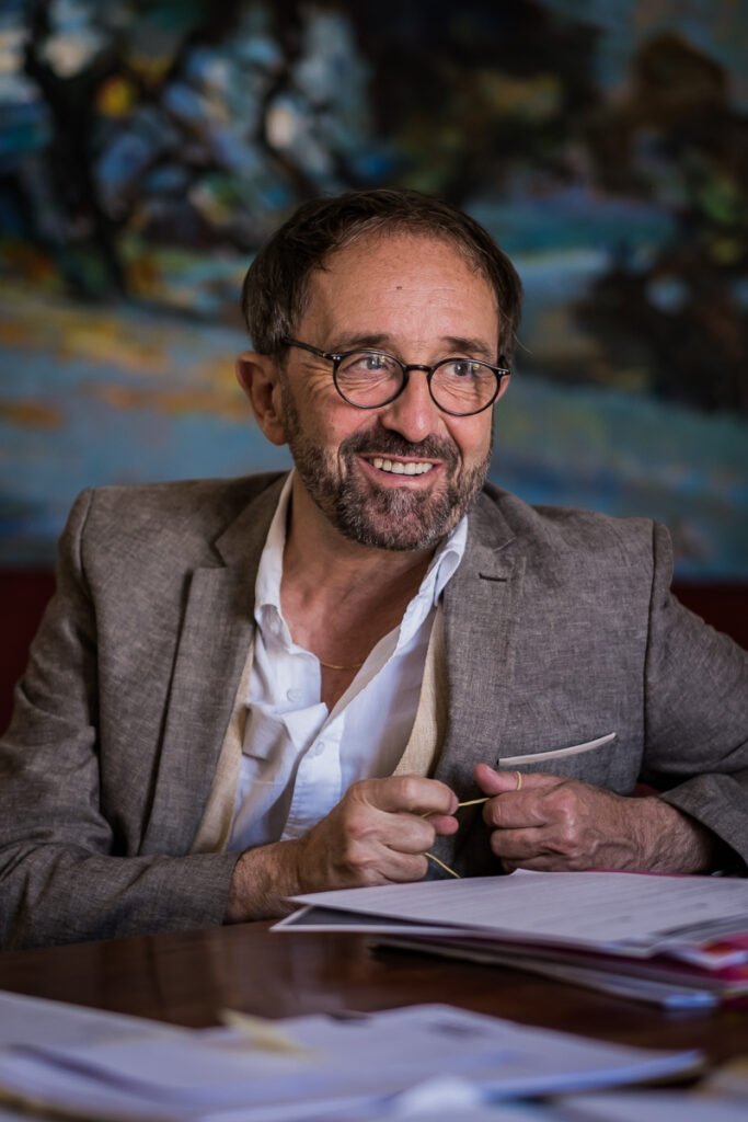 Photo de l'artiste Matthieu Brazès dans son atelier à Perpignan