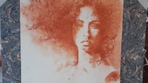 Sanguine de Matthieu Brazes : portrait de femme à la chevelure bouclée sur fond marbré